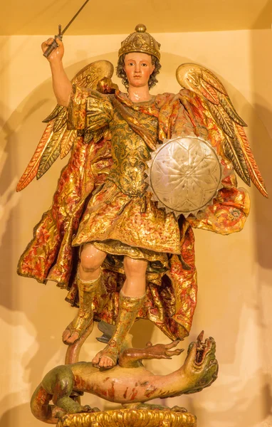 SEVILLE, ESPAGNE - 28 OCTOBRE 2014 : La statue polychrome sculptée de l'archange Michael par l'artiste anonyme de Séville à partir de 17. cent. en l'église baroque d'El Salvador (Iglesia del Salvador ) — Photo