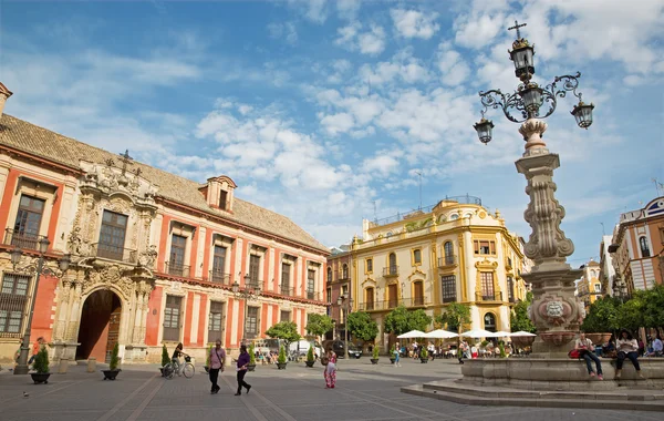 Sevilla, Spanje - 28 oktober 2014: Plaza del Triumfo en Palacio arzobispal (aartsbisschoppelijk paleis). — Stockfoto