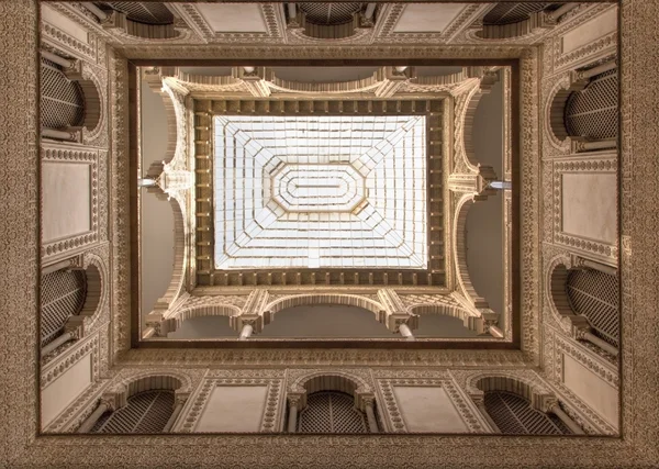 SEVILLE, SPAIN - OCTOBER 28, 2014: The atrium in Alcazar of Seville. — Stock Photo, Image