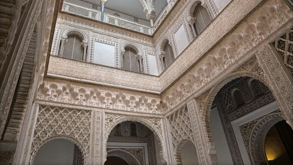 SEVILLE, SPAIN - OCTOBER 28, 2014: The atrium in Alcazar of Seville. — Stock Photo, Image