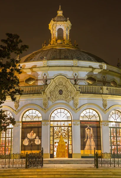 Sewilla, Hiszpania - 28 października 2014: Lope de Vega Theater w nocy przez architekta Vicente Traver y Tomá (1929). — Zdjęcie stockowe