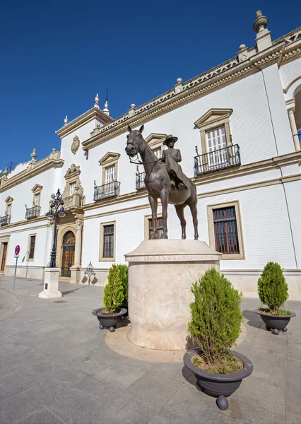 Sewilla - barokowa fasada domu na Paseo de Cristobal Colon i Pomnik Marii de Las Mercedes de Borbon Orleans y przez Manuel Garcia Delgado (2008). — Zdjęcie stockowe