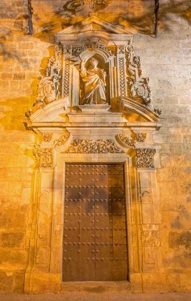 Sevilla, Spanien - 29 oktober 2014: Sidan barocka portalen av kyrkan Iglesia de Santa Maria Magdalena med statyn av Santo Domingo de Guzman av Pedro Roldan från 17. cent. — Stockfoto