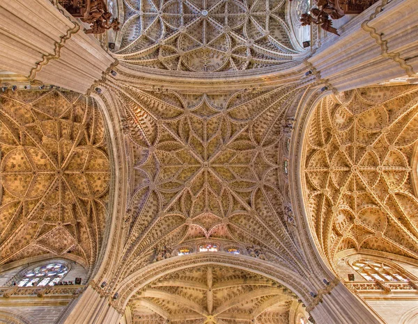 Sevilla, Spanje - 29 oktober 2014: De centrale gotische boog van de kathedraal van Santa Maria de la Sede. — Stockfoto