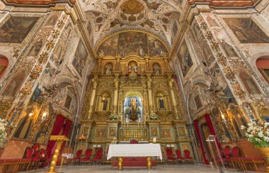 Sevilla, İspanya - 29 Ekim 2014: Ana altar ve papaz Barok kilise bazilika del Maria Auxiliadora.