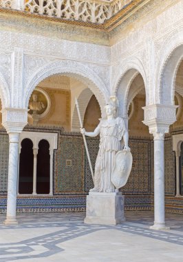 Sevilla, İspanya - 28 Ekim 2014: Casa de Pilatos Avlusu'ndaki Antik Athena heykelinin kopyası .