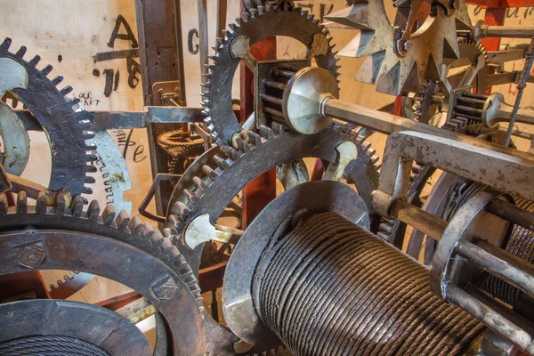 BRATISLAVA, SLOVAKIA - OCTOBER 11, 2014: The detail of old clock-work from tower-clock on the St. Martins cathedral at work.这台机器的任何部件从1766年起都是雅各布 · 哈皮尔主人制造的. — 图库照片