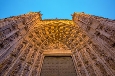 Sevilla, İspanya - 28 Ekim 2014: Ana Batı portal (Puerta de la Asuncion) Katedrali de Santa Maria de la Sede Pedro de Toledo, J. de Hoces, F.de Rosales neo-Gotik bölümü için.