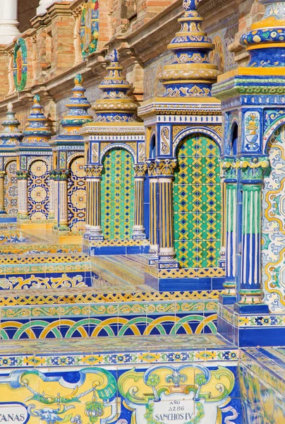 SEVILLE, SPAIN - OCTOBER 28, 2014: The tiled 'Province Alcoves' along the walls of the Plaza de Espana (1920s) by Domingo Prida. — Stock Photo, Image