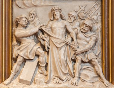 Vienna, Avusturya - 17 Aralık 2014: Jesus Stripped onun giysiler rahatlama bir parçası olarak çapraz şekilde döngüsü Basilique du Sacré Coeur Kilisesi tarafından R. Haas 19 ucundan. yüzde.