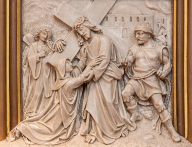 Viyana, Avusturya - 17 Aralık 2014: İsa onun annesi kabartma bir parçası olarak çapraz şekilde döngüsü Basilique du Sacré Coeur Kilisesi tarafından R. Haas 19 ucundan karşılamak. yüzde.