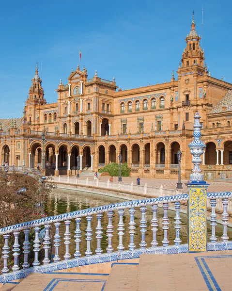 SEVILLE, ESPANHA - OUTUBRO 27, 2014: Praça Plaza de Espana desenhada por Anibal Gonzalez (1920) em estilo Art Deco e Neo-Mudejar. — Fotografia de Stock