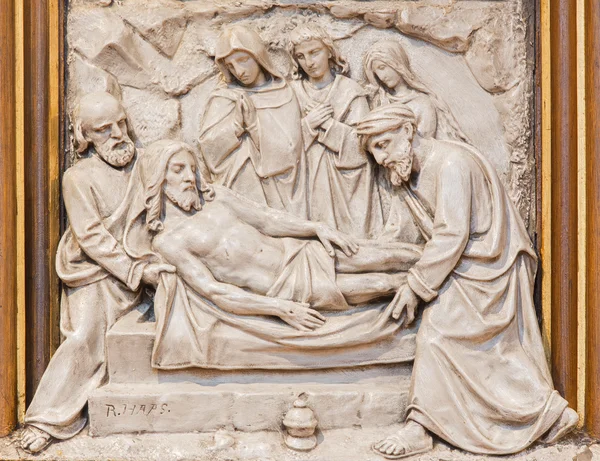 VIENNA, AUSTRIA - DECEMBER 17, 2014: The Burial of Jesus relief as one part of Cross way cycle in Sacre Coeur church by R. Haas from end of 19. cent. — Stock Photo, Image