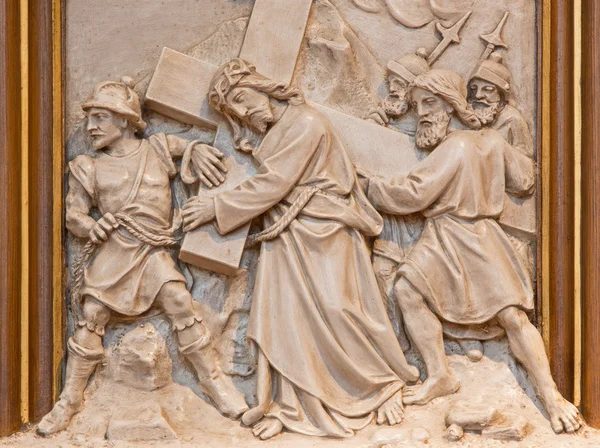 VIENNA, AUSTRIA - DECEMBER 17, 2014: Simon of Cyrene help Jesus to carry his cross. Relief as one part of Cross way cycle in Sacre Coeur church by R. Haas from end of 19. cent. — Stock Photo, Image