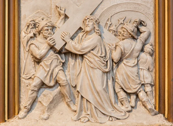 VIENA, AUSTRIA - 17 DE DICIEMBRE DE 2014: Jesús lleva su cruz. Relieve como una parte del ciclo de Cross way en la iglesia de Sacre Coeur por R. Haas a partir de finales de 19. cent . —  Fotos de Stock