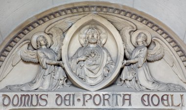 Vienna, Avusturya - 17 Aralık 2014: Kabartma kalp İsa Mesih'in Herz Jesu Kirche ana portal 19. yüzde.