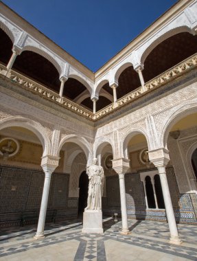 Sevilla, İspanya - 28 Ekim 2014: Antik heykel Pallas Pacifera Casa de Pilatos avlu içinde kopyasını .
