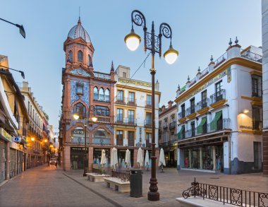 Sevilla, İspanya - 29 Ekim 2014: Plaza Jesu de la Pasion alacakaranlıkta.