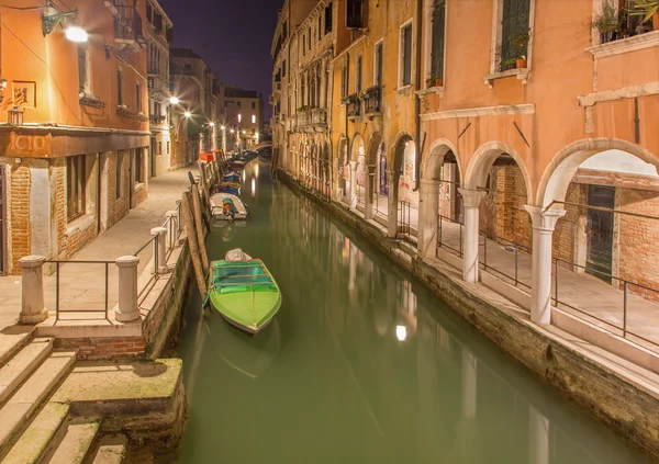 Veneza - Canal e as casas com os pórticos ao entardecer da manhã — Fotografia de Stock