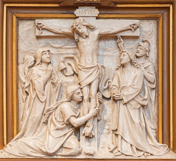 VIENNE, AUTRICHE - 17 DÉCEMBRE 2014 : Le soulagement de la crucifixion comme une partie du cycle de Croix dans l'église du Sacré-Cœur par R. Haas à partir de fin 19. cent . — Photo