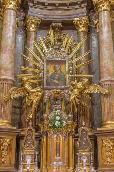 TRNAVA, SLOVAKIA - OCTOBER 14, 2014: The baroque altar of Virgin Mary in St. Nicholas church and Virgin Mary chapel designed by A. Huetter in 17 per cent. — 图库照片