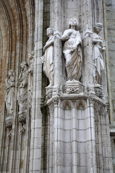 Brüsszel - június 21.: Részlet fő portál-Notre Dame du Sablon gótikus templom június 21, 2012, Brüsszelben. — Stock Fotó