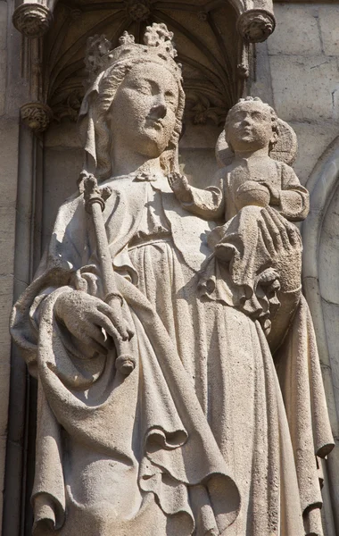 ANTWERP, BÉLGICA - 5 DE SEPTIEMBRE: Estatua de la Virgen en el portal principal de la catedral de Nuestra Señora el 5 de septiembre de 2013 en Amberes, Bélgica —  Fotos de Stock