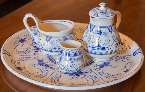 圣安东，斯洛伐克-2014 年 2 月 26 日： 19 茶具瓷器。%。在宫殿里圣安东. — 图库照片