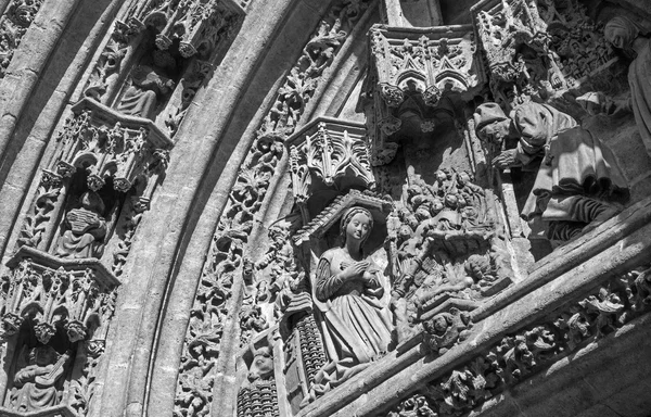 Sevilla, Spanje - 28 oktober 2014: The Nativity scene op de Puerta San Miguel op de kathedraal van Santa Maria de la Sede door Nicolas Martinez y Juan Norman van 15. cent. — Stockfoto