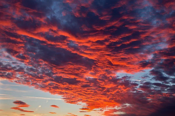 Rote Wolkenlandschaft bei Sonnenuntergang — Stockfoto