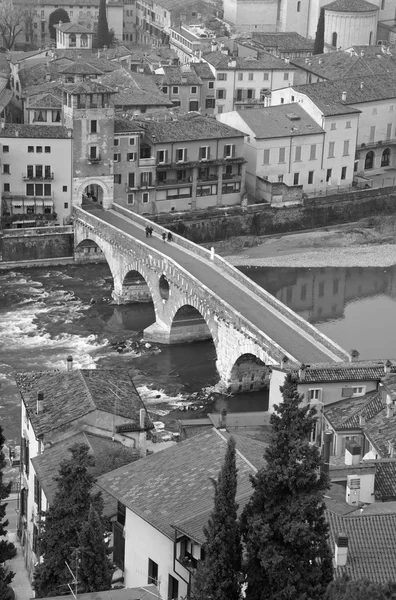 Verona - Puente de Pietra desde Castel san Pietro —  Fotos de Stock