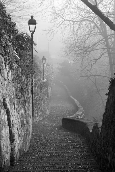 Bergamo - salita alla città alta nella nebbia invernale — Foto Stock