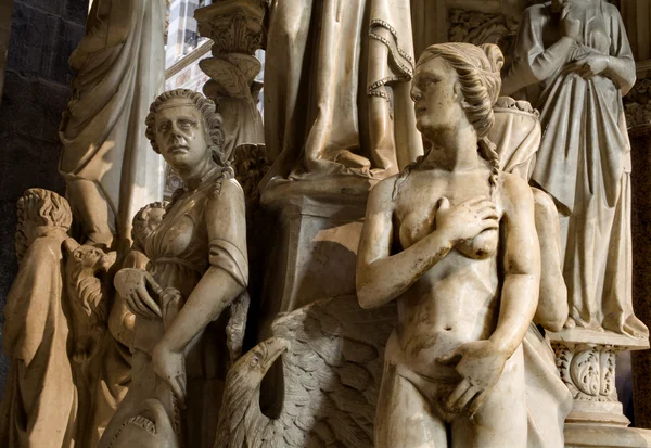 PISA, ITALIA - 17 DE MARZO DE 2010: Detalle desde el púlpito en la catedral de Santa Maria Assunta por el escultor Giovanni Pisano (1302 - 1310 ). —  Fotos de Stock