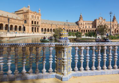 SEVILLE, SPAIN - 27 Ekim 2014: Plaza de Espana Meydanı Anibal Gonzalez (1920 'ler) tarafından Art Deco ve Neo-Mudejar stilinde tasarlandı.