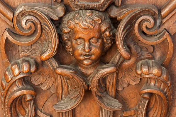 MECHELEN - SEPTEMBER 4: Carved relief of angel in Onze-Lieve-Vrouw-va n-Hanswijkbasiliek church on September 4, 2013 in Mechelen, Belgium. — Stock Photo, Image