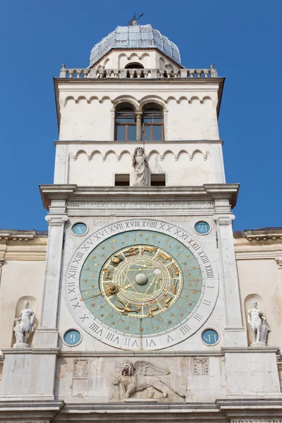 Padua Torre del Orologio (torre del reloj astronómico) y st. en Piazza dei Signori plaza . — Foto de Stock
