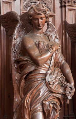 Antwerp, Belçika - 5 Eylül: Oyma melek 5 Eylül 2013 tarihinde St. Charles Borromeo kilisede Antwerp, Belçika