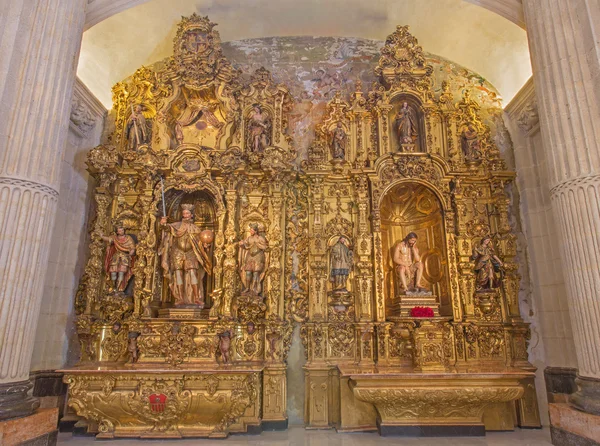 SEVILLE, ESPANHA - OUTUBRO 28, 2014: O altar lateral de San Fernando por Antonio de Quiros (1669) e O Cristo de la Humilidad por Jose Maestre (1734) na Igreja de El Salvador (Iglesia del Salvador ). — Fotografia de Stock