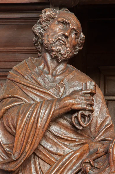 19 日，比利时安特卫普-9 月 6 日: 雕刻的圣彼得雕像。%。在 2013 年 9 月 6 日在比利时的安特卫普，圣 Willibrordus 教堂 — 图库照片