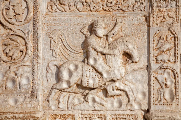 VERONA - JANUARY 27: Relief of rider on the facade of romanesque Basilica San Zeno. Reliefs is work of the sculptor Nicholaus and his workshop on January 27, 2013 in Verona, Italy. — Stock Photo, Image