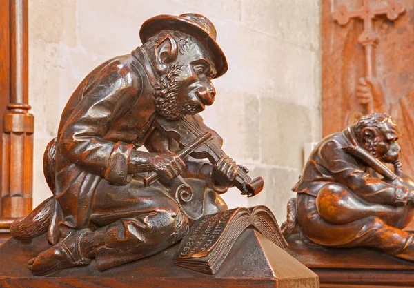 Bratislava, Slowakei - 11. Februar 2014: Affe mit der Geigenskulptur von der Bank im Presbyterium der St.-Matins-Kathedrale aus den Jahren 1863 - 1878 aus der Fertigung von Anton Furst a johann hutterer. — Stockfoto