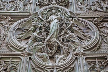 Milan, İtalya - 16 Eylül 2011: Katedral - Ludovico Pogliaghi, meleklerin 1906 ile Meryem Ana bronz kapı detay.