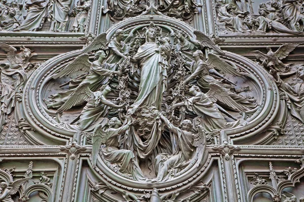 Milano, Italien - September 16, 2011: Detalj från brons huvudporten av domkyrkan - Jungfru Maria med änglarna av Ludovico Pogliaghi, 1906. — Stockfoto