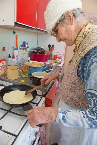 Großmutter beim Kochen — Stockfoto