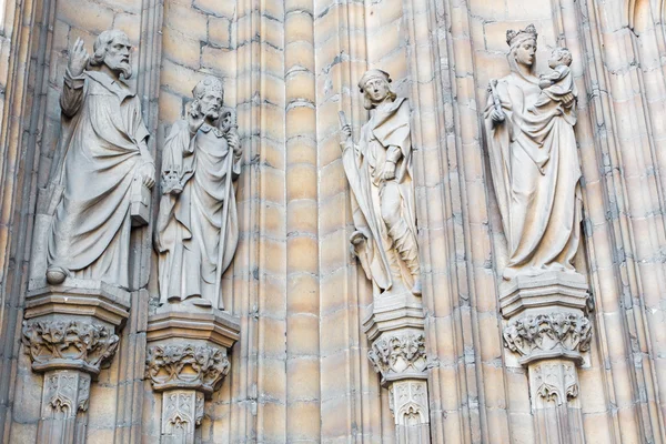 ANTWERP, BELGIO - 5 SETTEMBRE: Holys del portale laterale sulla cattedrale di Nostra Signora il 5 settembre 2013 ad Anversa, Belgio — Foto Stock