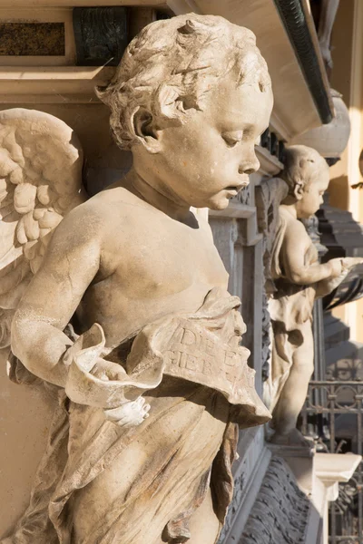 Bécs - július 27: Kis angyal. Részlet a sír Centralfriedhoff a 19. cent. a július 27-én, 2013 Vienna. — Stock Fotó