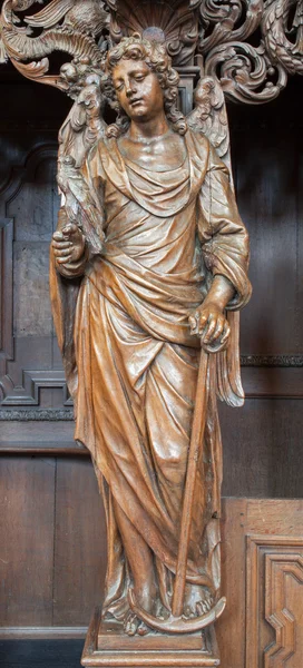 LEUVEN, BÉLGICA - 3 DE SEPTIEMBRE: Ángel tallado con la forma de incienso Iglesia de San Miguel (Michelskerk) en 3 de septiembre de 2013 en Lovaina, Bélgica . — Foto de Stock