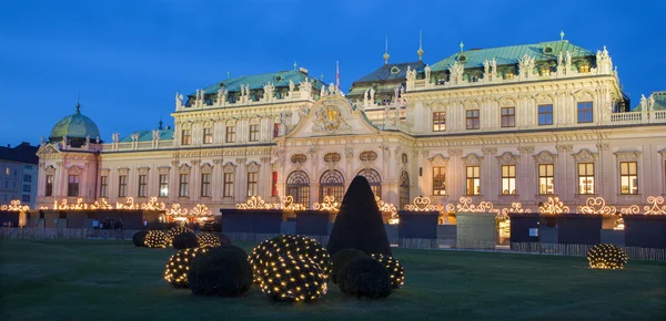 Wien - Belvedere palats på julmarknaden i skymningen — Stockfoto