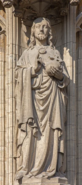 Antwerpen, Belgien - 4 September: Jesus Kristus Pantokrator statyn på den viktigaste portalen på domkyrkan av vår fru den 4 September, 2013 i Antwerpen, Belgium — Stockfoto