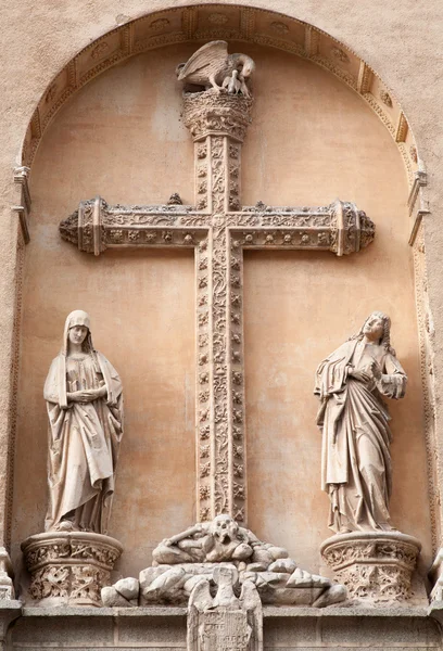 TOLEDO - MARCH 8: Calvary from facade of Monasterio San Juan de los Reyes or Monastery of Saint John of the Kings on March 8, 2013 in Toledo, Spain. — Stock Photo, Image